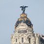 Une des nombreuses statues qui ornent les bâtiments et monuments à Madrid. (...)